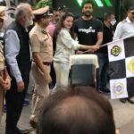 Ameesha Patel Instagram – Flagged of the Motorcycle rally with @riteishd for Mumbai Traffic Police this evening ✔️✔️👌👌… super fun 👋👋