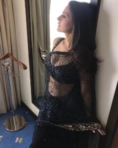 Ameesha Patel Instagram - Shoot ready .. wearing @archanakochharofficial .. styled by @brunojeyson .. #shootmode .. #workmode 💕💕