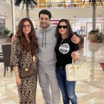 Ameesha Patel Instagram – DELHI… never a dull moment with these two chatter boxes @mumtazpatels n @kuunalgoomer 💗💗💗😀😀