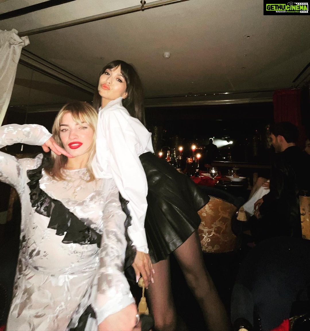 Amy Jackson Instagram - @louboutinbeauty know how to throw a parTAY 🌹 Thankyou @anthony_jpowell for a fabulous time and to my one and only @nikki_makeup for glamming me UP ❤️