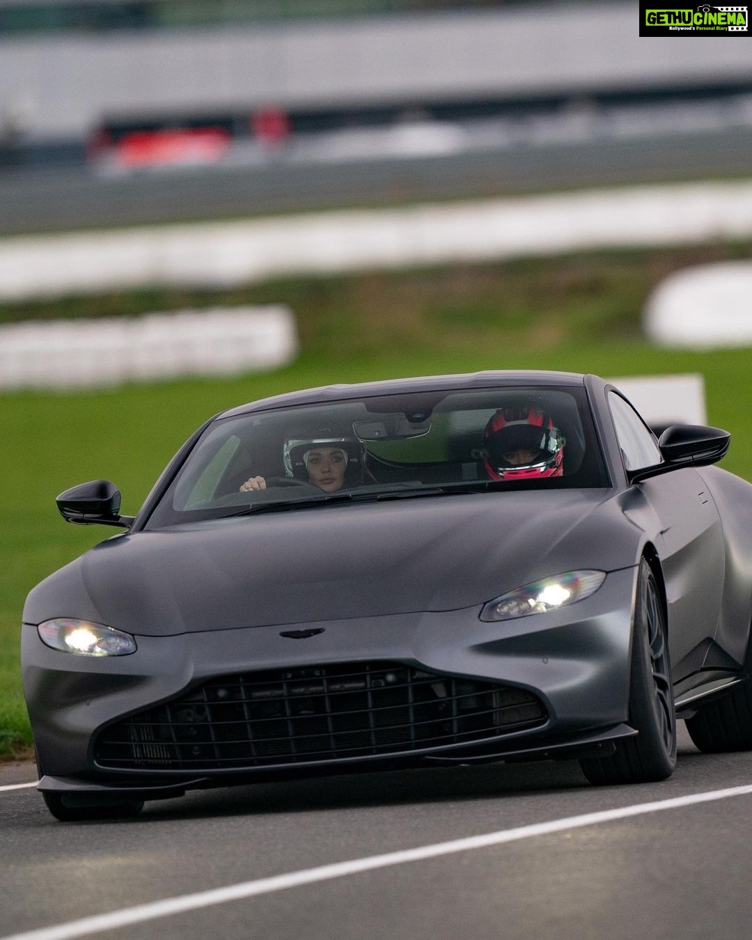 Amy Jackson Instagram - I’m addicted @astonmartinf1 🧨 Literally the ultimate #trackday afternoon drinking an {alcohol free} beer @peroninastroazzurro and racing around #Silverstone with the mega @1jessicahawkins 💯 #AD