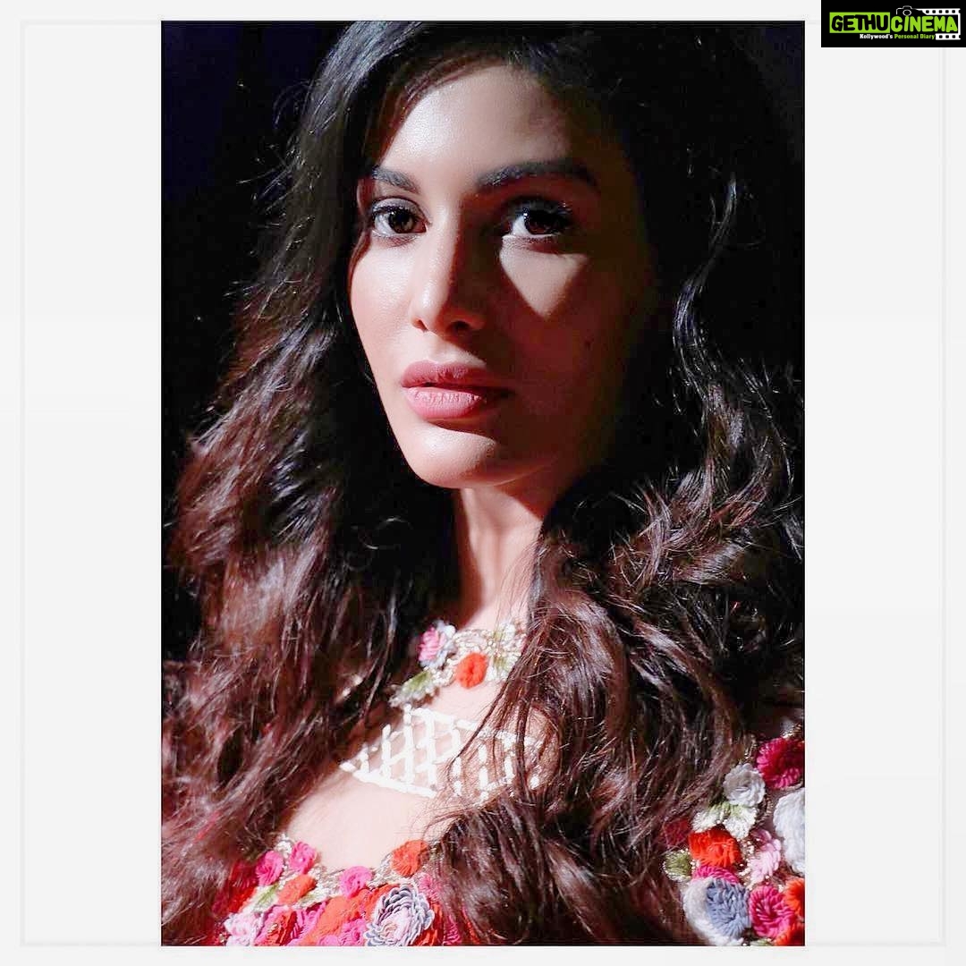 Amyra Dastur Instagram - “I am a #dreamer of #beautiful and dark things. Like the moon, full of sun and beloved shadows” - #cassandramartin . . #bts at #bombaytimesfashionweek 2018 🌸 Wearing @archanakochharofficial 📸 by @zkhanphotography The St. Regis Mumbai