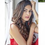 Amyra Dastur Instagram - “She’s an #oldsoul with #youngeyes ... a #vintageheart and a #beautifulmind ...” - #nicolelyons . . Shot by @divrikhyephotography Make up by @makeupbyriddhima Hair by @krisann.figueiredo.mua Styled by @thestyleversatile Earrings from @world.of.palette Outfit from @flirtatious_india Mumbai, Maharashtra