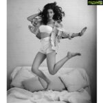 Amyra Dastur Instagram – 👑
#messyhair … big shirts … a little #silliness … And you’re all set for a #sundayfunday 🤪
.
.
Shot by @divrikhyephotography 
Hair by @krisann.figueiredo.mua 
Make Up by @makeupbyriddhima 
Styled by @thestyleversatile 
Jacket from @flirtatious_india Mumbai, Maharastra