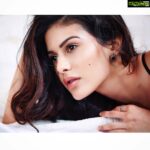 Amyra Dastur Instagram - Sunrises, #messyhair ... good music, vogue and coffee ... #weekendvibes 🎀 . . 📸 by @divrikhyephotography Hair by @krisann.figueiredo.mua Make up by @makeupbyriddhima Styled by @thestyleversatile 🎀 Mumbai, Maharastra
