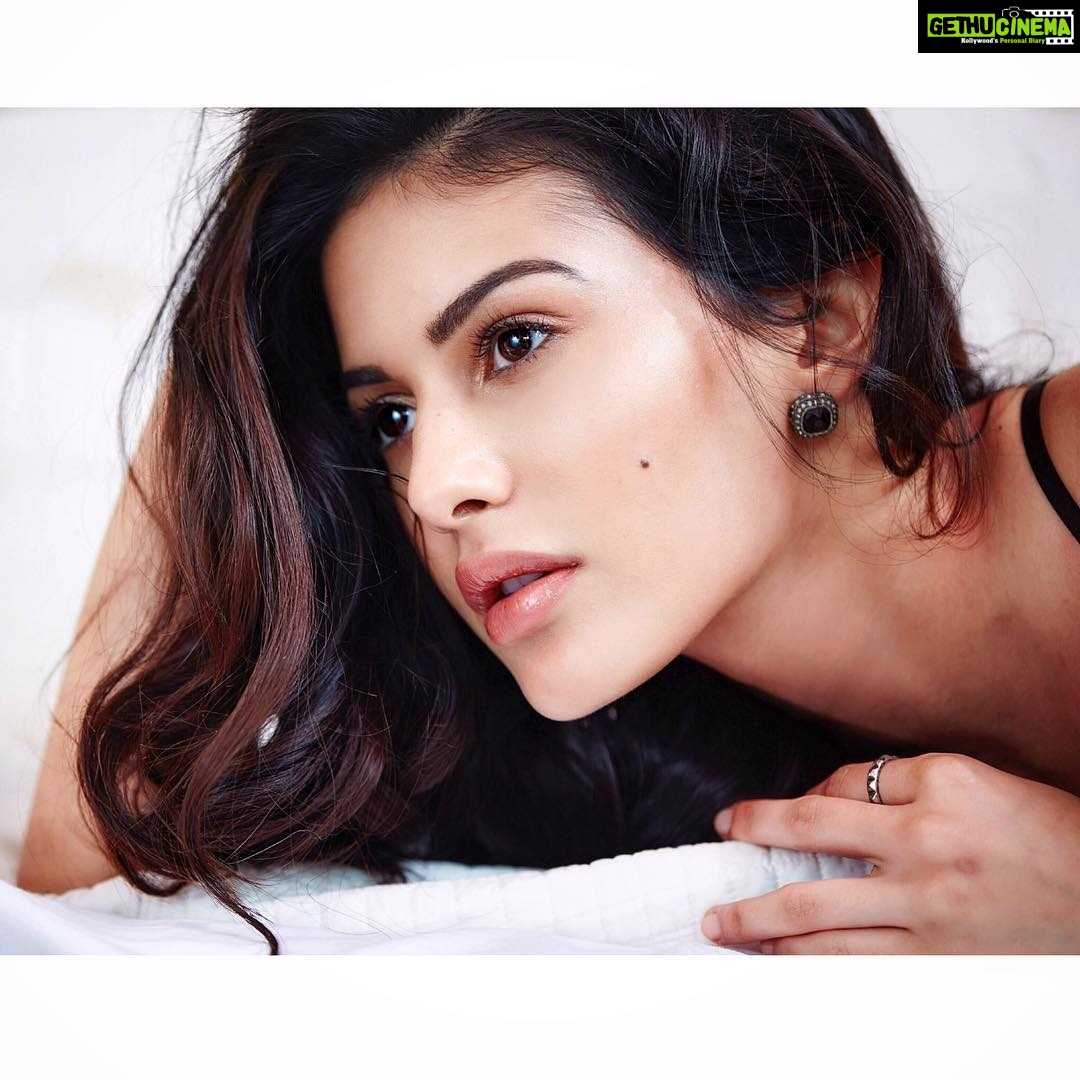Amyra Dastur Instagram - Sunrises, #messyhair ... good music, vogue and coffee ... #weekendvibes π . . πΈ by @divrikhyephotography Hair by @krisann.figueiredo.mua Make up by @makeupbyriddhima Styled by @thestyleversatile π Mumbai, Maharastra