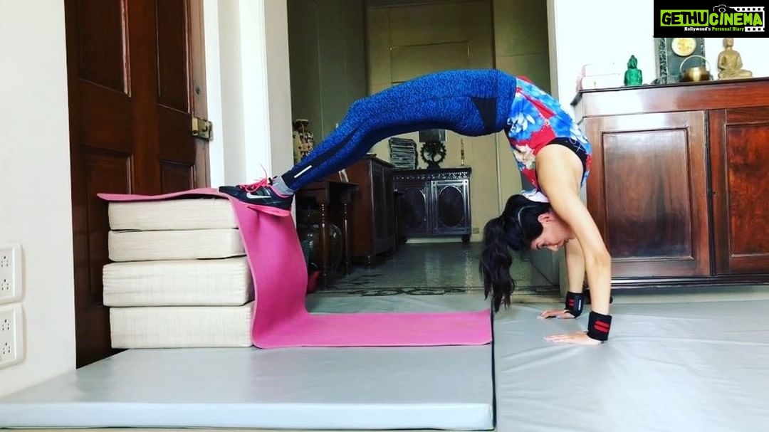 Amyra Dastur Instagram - Time to stretchhhhh 😎 . . . @umeshhasolkar #hasolkarfitness ✨⚡️✨ Mumbai, Maharastra