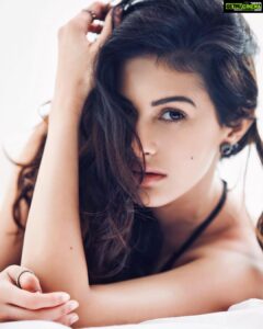 Amyra Dastur Instagram - I woke up like this ..... ☺️😉🤪 . . . 📸 @divrikhyephotography @divrikhye Make up by @makeupbyriddhima Hair by @krisann.figueiredo.mua Styled by @thestyleversatile Mumbai, Maharastra