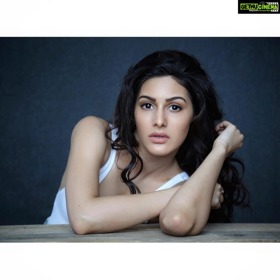 Amyra Dastur Instagram - “Study me as much as you like, you will never know me. For I differ a hundred ways from what you see me to be. Put yourself behind my eyes and see me as I see myself. Because I have chose to dwell in a place you can’t see” - #Rumi . . 📸 @rahuljhangiani Mumbai, Maharastra