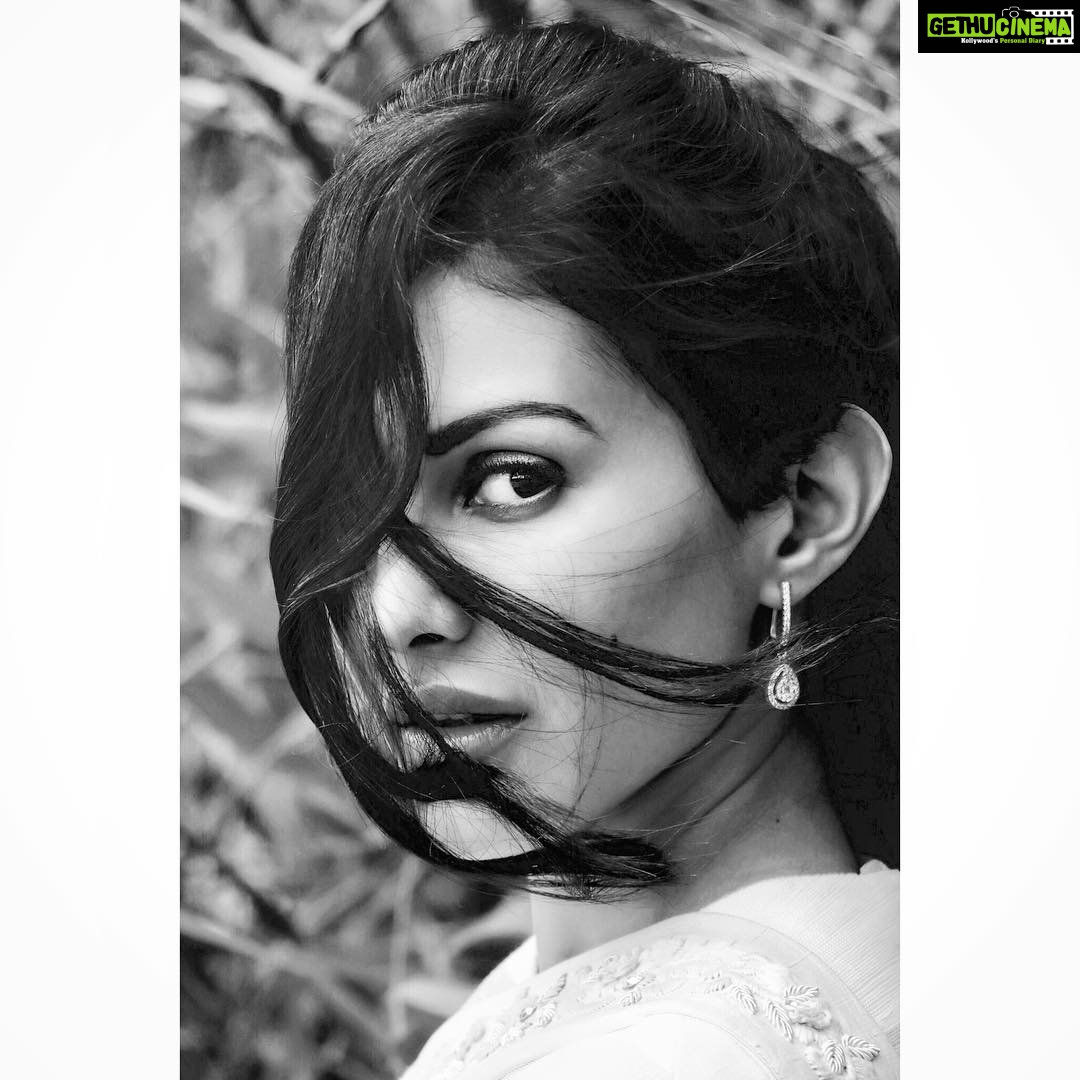 Amyra Dastur Instagram - “Dare to believe; the #whispers in your #ears ... that you might be #special ... that you might be #meaningful ... That one day, you might #changetheworld ... It’s us you see, the ones who listen, that will #change everything” - #atticus 🌤 . . Shot by @i_ak_photographer Avasa Hotels