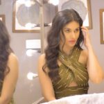 Amyra Dastur Instagram - It’s always fun on set 🎬 . . #behindthescenes with @serycosmetics 💋 . @dieppj @portraitshelter @bornaliicaldeira @malvika_tater @makeupbysalonij @humera_shaikh19 . 1st look Black lace suit: @shehlaakhan Choker: @inezeofficial Studds: @azotiique Silver dress: @kanganatrehanofficial Hoops and bracelets: @azotiique Green one shoulder top: @swateesinghlabel Jewels @syndiora_india Pink Gown : @antithesis.in Jewels @syndiora_india Green halter Outfit: @nirmooha Jewellry: @theofficialworldoftalisman @inezeofficial Red jacket Look : @arokaofficial . . . #bts #sery #getsetsery #makeup #beauty #newlaunch #reels #reelitfeelit #reelkarofeelkaro