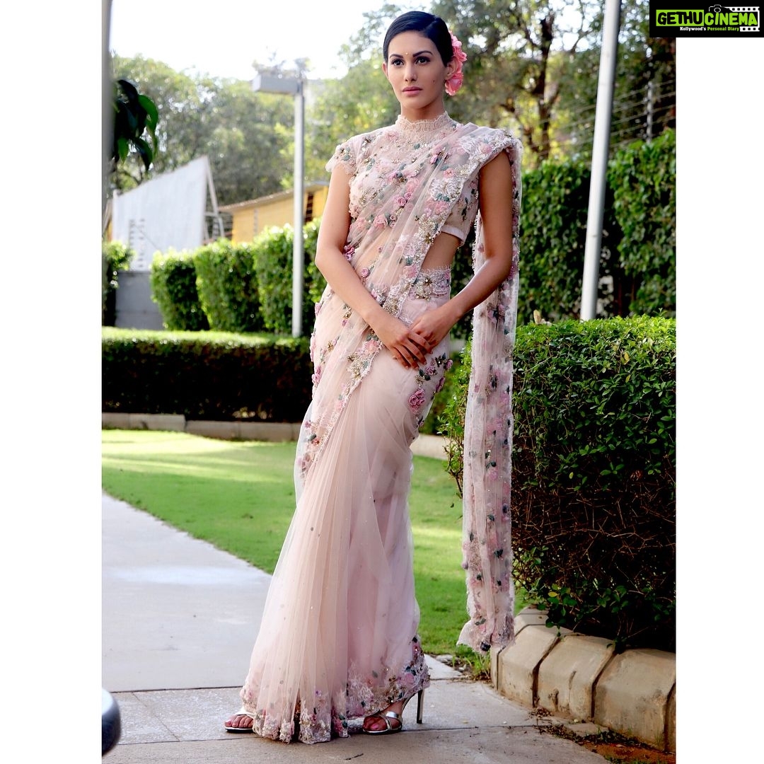 Amyra Dastur Instagram - βWhen life throws you curves, embrace themβ πΈ Wearing a gorgeous #saree by @abhishekvermaadesign for the #music #album and final song #launch of #manasukunachindi which hits theatres this Friday! βοΈπ¦πππ . . Styled by @talukdarbornali Hair by @ksivakumarsiva Photographed by @i_ak_photographer Hyderabad - Telagana