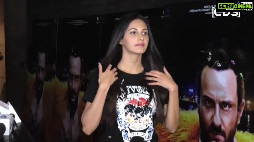 Amyra Dastur Instagram - #Repost @talukdarbornali ・・・ @kaalakaandifilm in theatres TODAY! #AmyraDastur is all #swag at the #kaalakaandi screening in @zooomberg 👗and @blushcreation 👢#Stylefile #grunge #chic #rockstar
