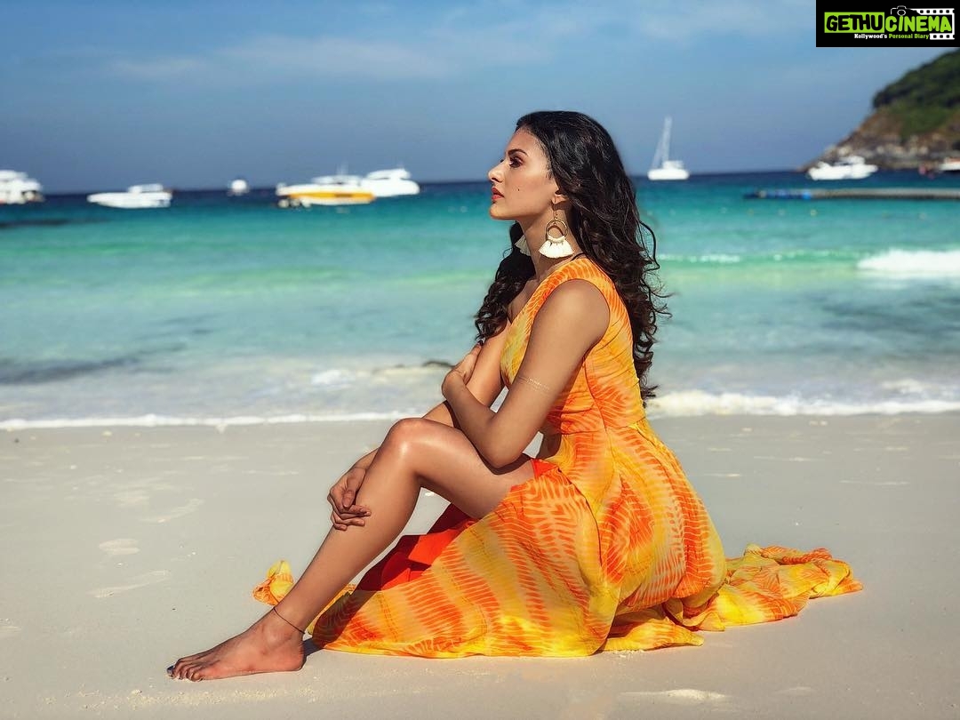 Amyra Dastur Instagram - βFor her the #ocean was more than a #dream ... it was a place #she needed to #visit to #findherself ... And when she #returned to the #city ... you could see the #sun in her #eyes ... the #windinherhair and #taste the #inifinite #salt on her #lips ...β - #Josechaves βοΈπ . . . #rajugadu #songshoot π¬ styled by @talukdarbornali π #islandgirl #beachlife #traveldiaries #2017 #gypsy #phuket Phuket, Thailand