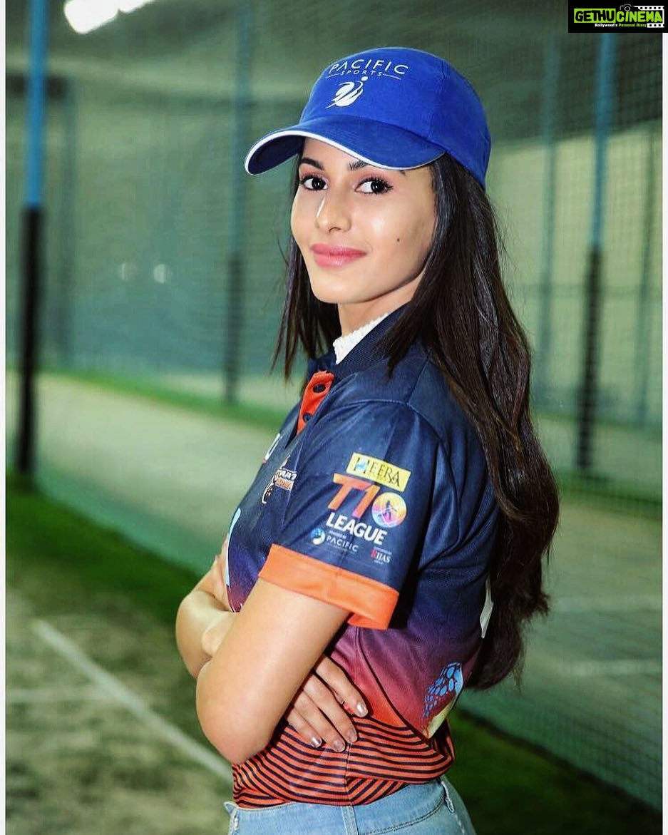 Amyra Dastur Instagram - All the very best to the @marathaarabians playing in the @t10cricketofficial @t10cricketleaguedubai today!!! Routing for you guys! 💃💃💃 #ParvezKhan @sohailkhanofficial @samashs #PacificSports Dubai, United Arab Emirates