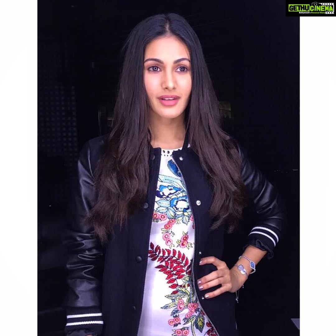 Amyra Dastur Instagram - "I knew I was #strong ... and maybe like they said, #crazy ... But I had this feeling inside of me, that something real was there" - #charlesbukowski ❤️ . . . Picture credit @samashs Dubai, United Arab Emirates