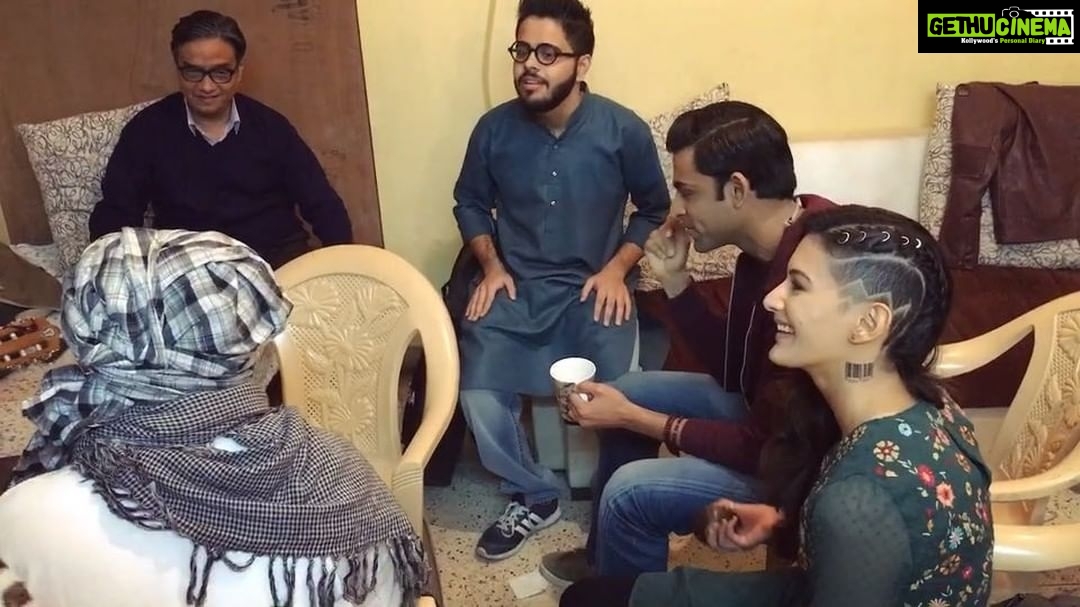 Amyra Dastur Instagram - #jamming with the #darbaaris on the sets of #RajmaChawal πΌπΈπ€π¬ #chandnichowkdiaries #channamereya #delhi6 @leenaclicks Chandni Chowk, Delhi 6, India