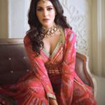 Amyra Dastur Instagram - 🌷 @azafashions January 2022 🌷 . Designer @gopivaiddesigns Necklace @jet_gems Maangtika @anmoljewellers Photographer: @kadamajay Styled by @richamehta1990 HMU by @natasha_mathias_ PR Consultant: @communiquefilmpr