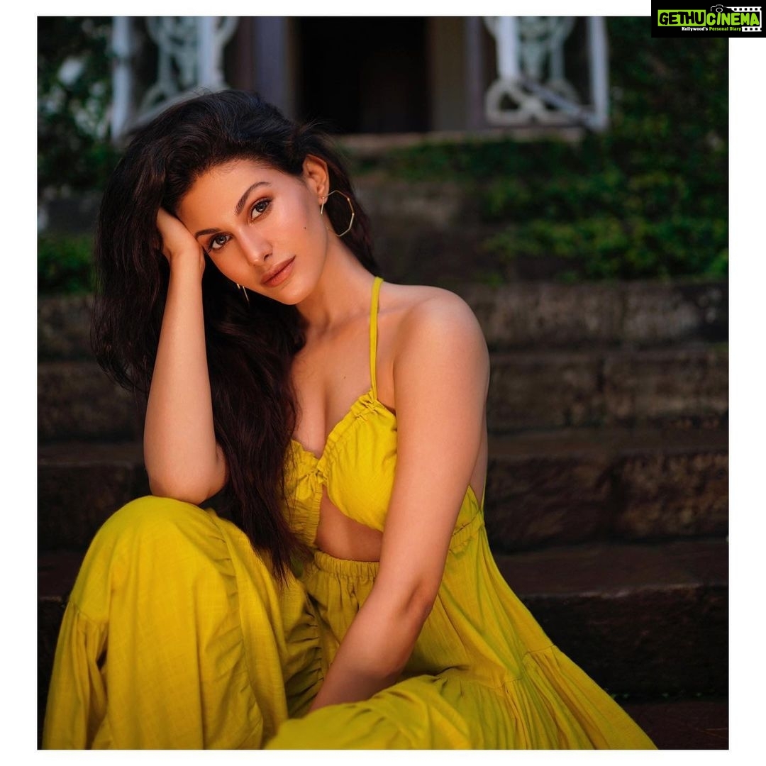 Amyra Dastur Instagram - โSheโs a bit like spring; as wild as the wind and as fickle as the weather.โ ๐ป . . . ๐ธ @beejlakhani Styled by : @ekalakhani and @shivani.saboo for @team___e Outfit: @stylemati @the.yellow.dot Earrings: @ayanasilverjewellery @ascend.rohank MUA @nidhiagarwalmua Hair by @rohit_bhatkar Khandala