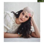 Amyra Dastur Instagram – Wondering what I look like through your eyes …
.
.
📸 @trishasarang 
Hair & #mua @simua_996 
Styled by @richamehta1990 White box studio