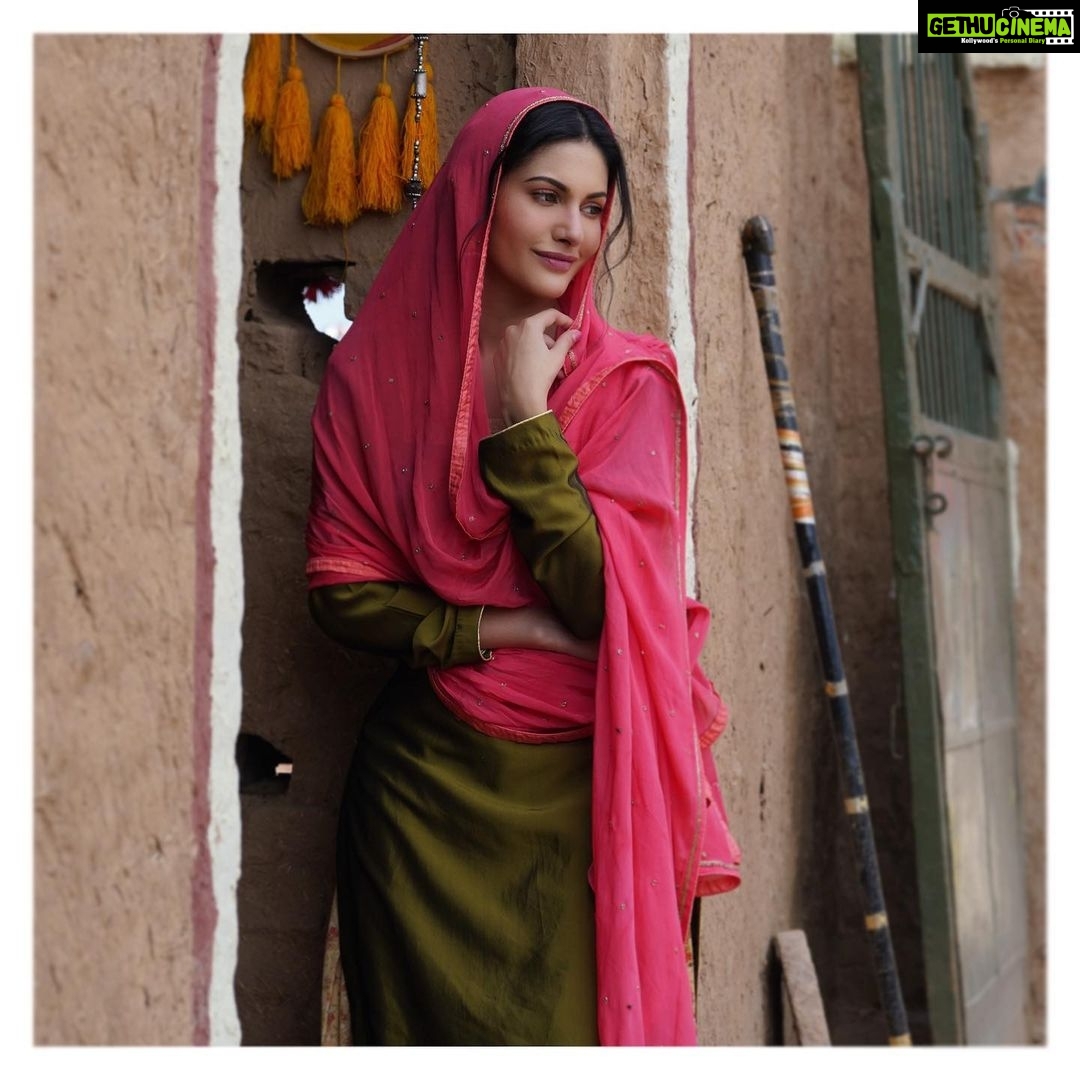 Amyra Dastur Instagram - Some #behindthescenes #shootingstills from πΆ #pindkhalilagda πΆ coming out TOMORROW ππ» . . #zeemusicoriginals @zeemusiccompany @palakmuchhal3 @priyanksharmaaa @amjadnadeemaamir @bhatiadeepti @anuragbedii @kirthirai @viniyardfilms . . . Hair by @humera_shaikh19 Makeup Artist @gchakravarthyy