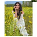 Amyra Dastur Instagram – I must have flowers, always and always. 
.
.
.
#throwback #missing #shootlife #takemeback #kashmir #heavenonearth #traveldiaries #travelgram
.
Styled by @bornaliicaldeira 
#mua @nidhiagarwalmua 
Hair by @humera_shaikh19 Pahalgam