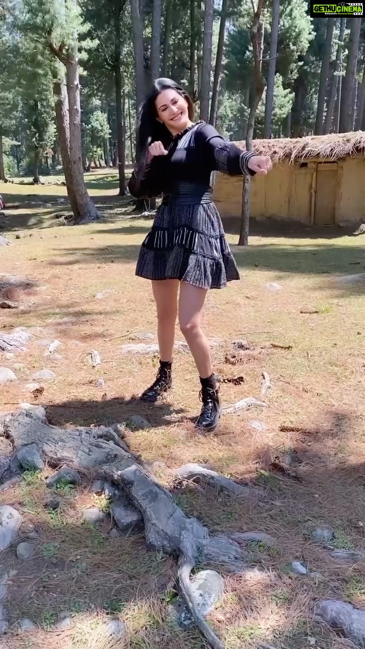Amyra Dastur Instagram - Show us your moves that'll make us go #wahjiwaah 💃🏻 Participate in the #wahjiwahchallenge now and you'll get a chance to feature on my and @gurnazar_chattha ‘s stories! @jackkybhagnani @beingmudassarkhan @jjustmusicofficial . . . #dancechallenge #reelkarofeelkaro #reels #reelsinstagram #wahjiwaahreel