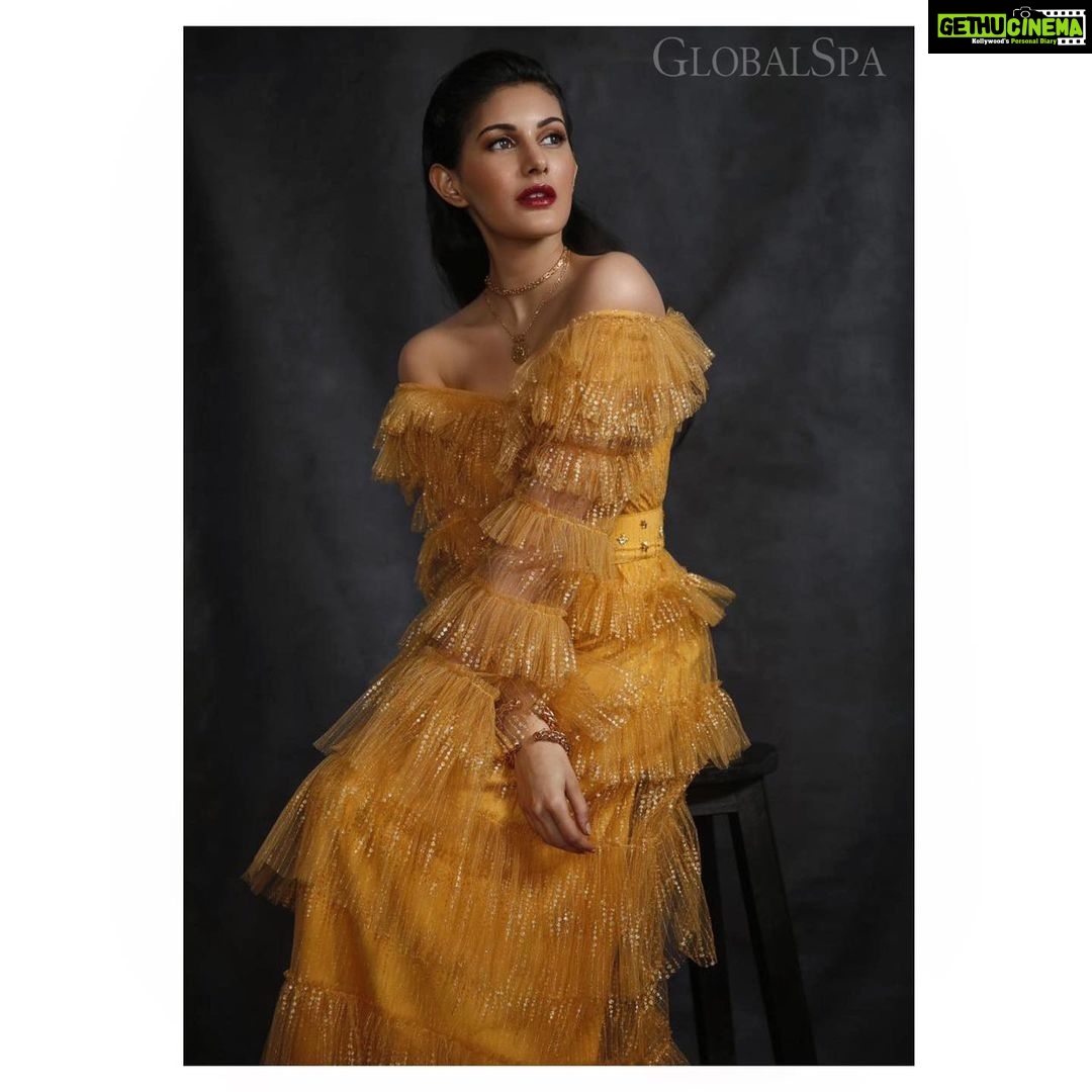 Amyra Dastur Instagram - She wore the scent of early spring on her delicate neck ... . @globalspa_mag April 2021π« Chief Editor @parineetasethi Interviewed by @soumya.maheshwari Photographed by @mourya Styled by @begborrowstealstudio Wearing @aanchalchandaofficial (@vandafashionagency ) Necklace @misho_designs Makeup by @kalyaninayakmakeupandhair Hair by @rohit_bhatkar Black Frames Studios