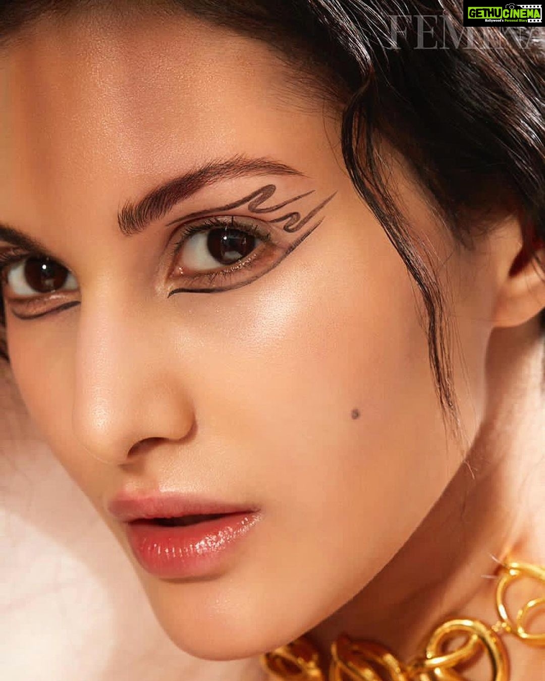 Amyra Dastur Instagram - The art of eye liner 👁🗨 . @feminaindia March 2021✨ 📸: @vinayjavkar23 Stylist: @yuktisodha Fashion coordination: @radhika.gattani HMU: Maniasha at @fazemanagement Design Director: @bendivishan . . . #eyeliner #graphiceyeliner #eyemakeup #wingedeyeliner #wingedliner #makeup