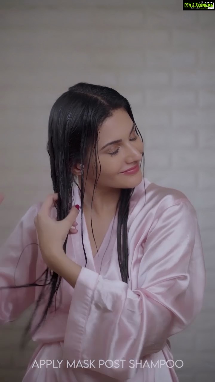 Amyra Dastur Instagram - Unveiling the game changing product that has honestly made a difference in my hair care routine and is something I’m loving lately. ✨ The L’Oréal Professionnel Serie Expert Gold Quinoa + Protein Absolute Repair Mask! This @lorealpro Mask was suggested by my go-to hair professional specifically for dull, dry and damaged hair and I can truly see a difference after using it. You can apply the mask on damp hair post shampoo for around 3-5 minutes and rinse to get beautiful hair. It leaves my hair feeling nourished, deeply repaired and conditioned. The ingredients instantly strengthens the hair leaving it smoother, shinier and healthier than before! Get your hands on it now on @amazonfashionin ✨ . . @lorealpro_education_india #movetomasque #theproisonline #lorealprofindia