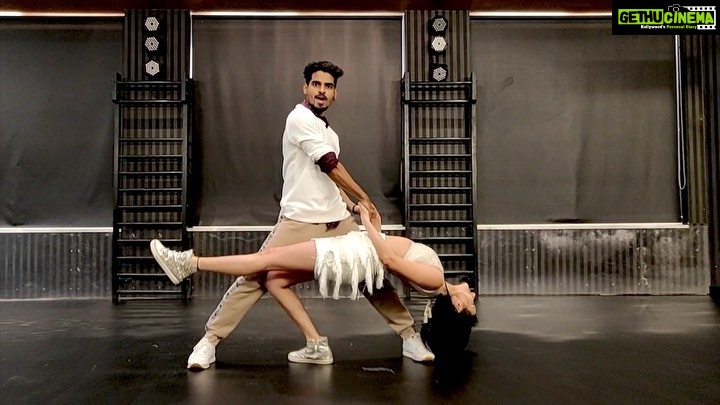 Amyra Dastur Instagram - Time to get Footloose π π΅πΆπ‘π΅πΆπ’π΅πΆππ΅πΆππ΅πΆπ₯Ύπ΅πΆ . . @kyle_coutinho @themiddlebeatdancecompany . . . #tgif #fridayfeeling #footloose #dancedancedance #dowhatyoulove #retro #80sbaby