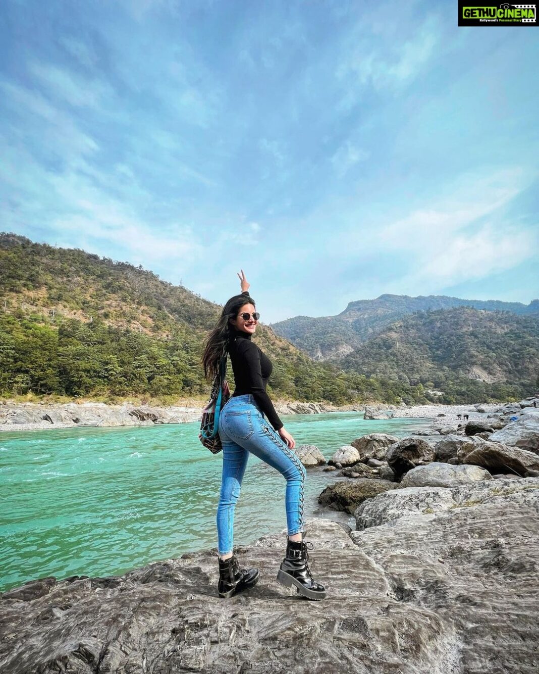 Amyra Dastur Instagram - Sky above, water below and mountains ahead ♥️🙏🏼♥️ . . . . . #rishikesh #december #naturelovers #traveldiaries #traveladdict #wanderlust #december #mountains #incredibleindia Rishikesh