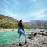 Amyra Dastur Instagram - Sky above, water below and mountains ahead ♥️🙏🏼♥️ . . . . . #rishikesh #december #naturelovers #traveldiaries #traveladdict #wanderlust #december #mountains #incredibleindia Rishikesh