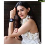 Amyra Dastur Instagram - My new smart watch is a perfect trendsetter with its AMOLED Dual-Curved Display 💫 It matches my style and acts as a showstopper for all my outfits. ♥️⭐️♥️ #DesignedToImpress @oppomobileindia #OPPOWATCH Mumbai, Maharashtra