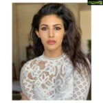 Amyra Dastur Instagram – For the girls with messy hair & thirsty hearts ♥️
.
#makeupbyme #cateyes #quarantinelife Mumbai, Maharashtra