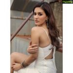 Amyra Dastur Instagram - “Who am I you ask? I am made from all the people I’ve encountered and all the things I’ve experienced. Inside, I hold the laughter of my friends, the arguments with my parents, the chattering of young children, and the warmth from kind strangers. Inside, there are stitchings from cracked hearts, bitter words from heated arguments, Music that gets me through and emotions I cannot convey. I am made from all these people and moments. That is who I am.” . . 📸 @madetart MUA @lemi___i Hair @makeupnhairbyankita Styled by @artcantbebothered