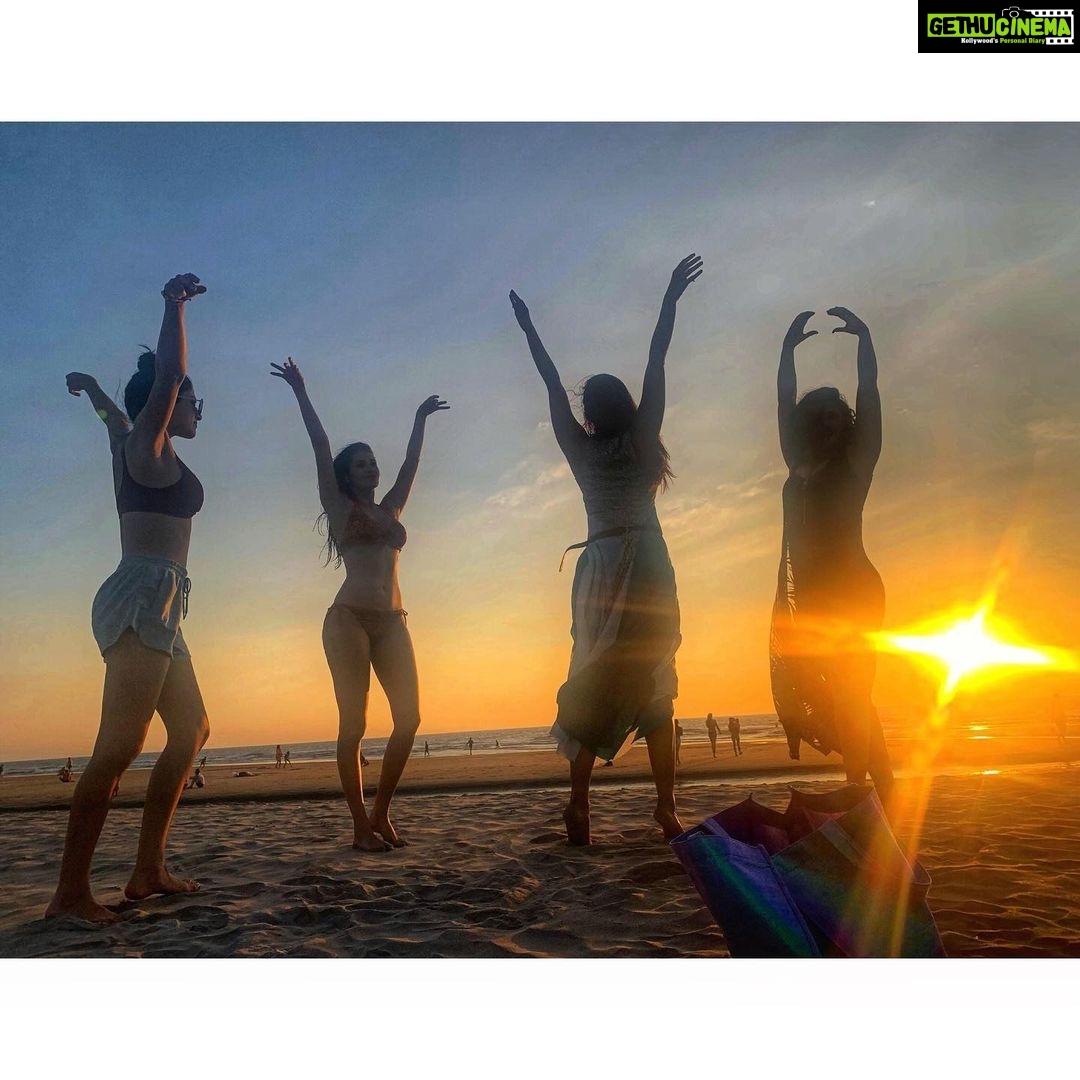 Amyra Dastur Instagram - 2019 🌅 . . @sapnapabbi_sappers @itsharleensethi @therichachadha 📸 @alifazal9 . . #december2019 #newyearseve #goa #lastsunset #beachlife Mandrem Beach