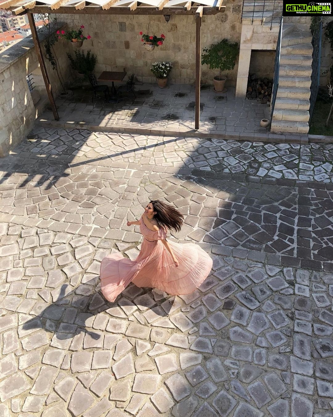 Amyra Dastur Instagram - Just another wildflower growing untamed 🌸 . . #traveldiaries #capadocia #turkey #musicvideo #bollywooddance #comingsoon #gypsysoul Kayakapı Premium Caves - Cappadocia