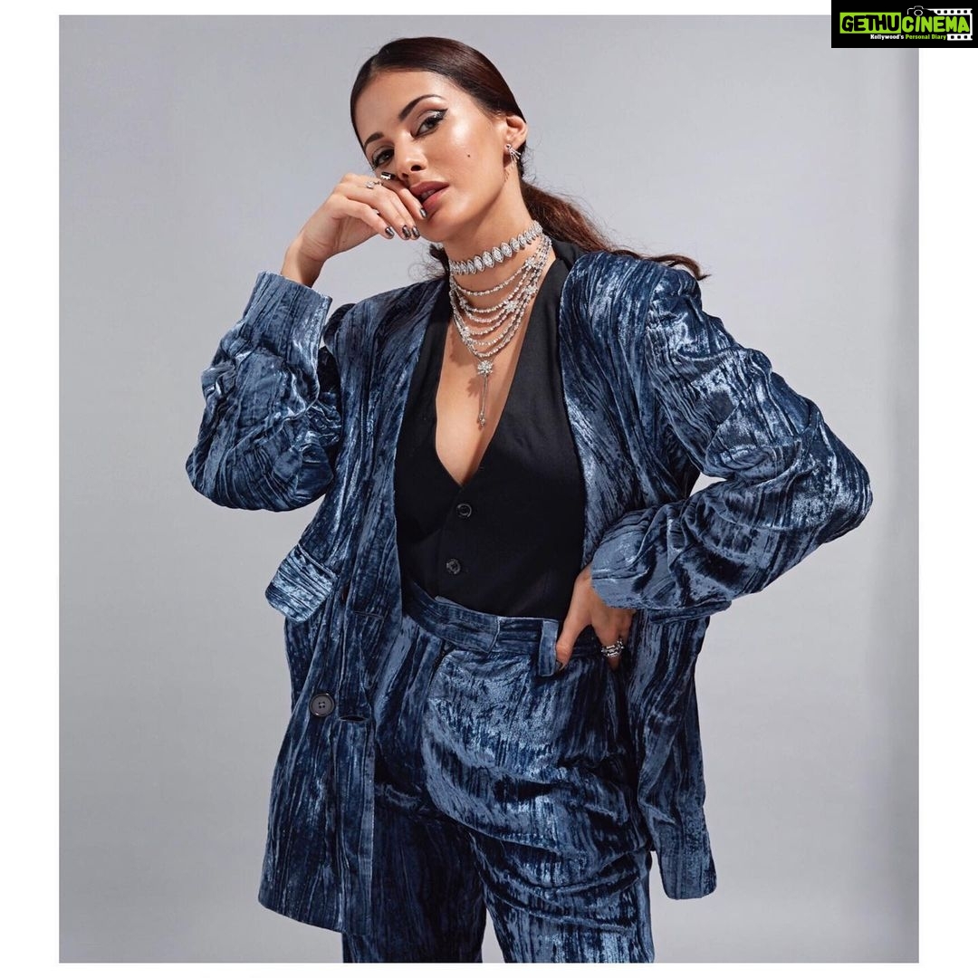 Amyra Dastur Instagram - β¨πβ¨ Bling It On β¨πβ¨ In @dhruvkapoor for the @gqindia 50 Most Influential Young Indians #powerlist π« . Jewellery π Necklace & Rings @diamantinafinejewels π Earrings @caratlane π Styled by @malvika_tater @wardrobist π @makeupbyriddhima π πΈ @divrikhyephoto Breach Candy
