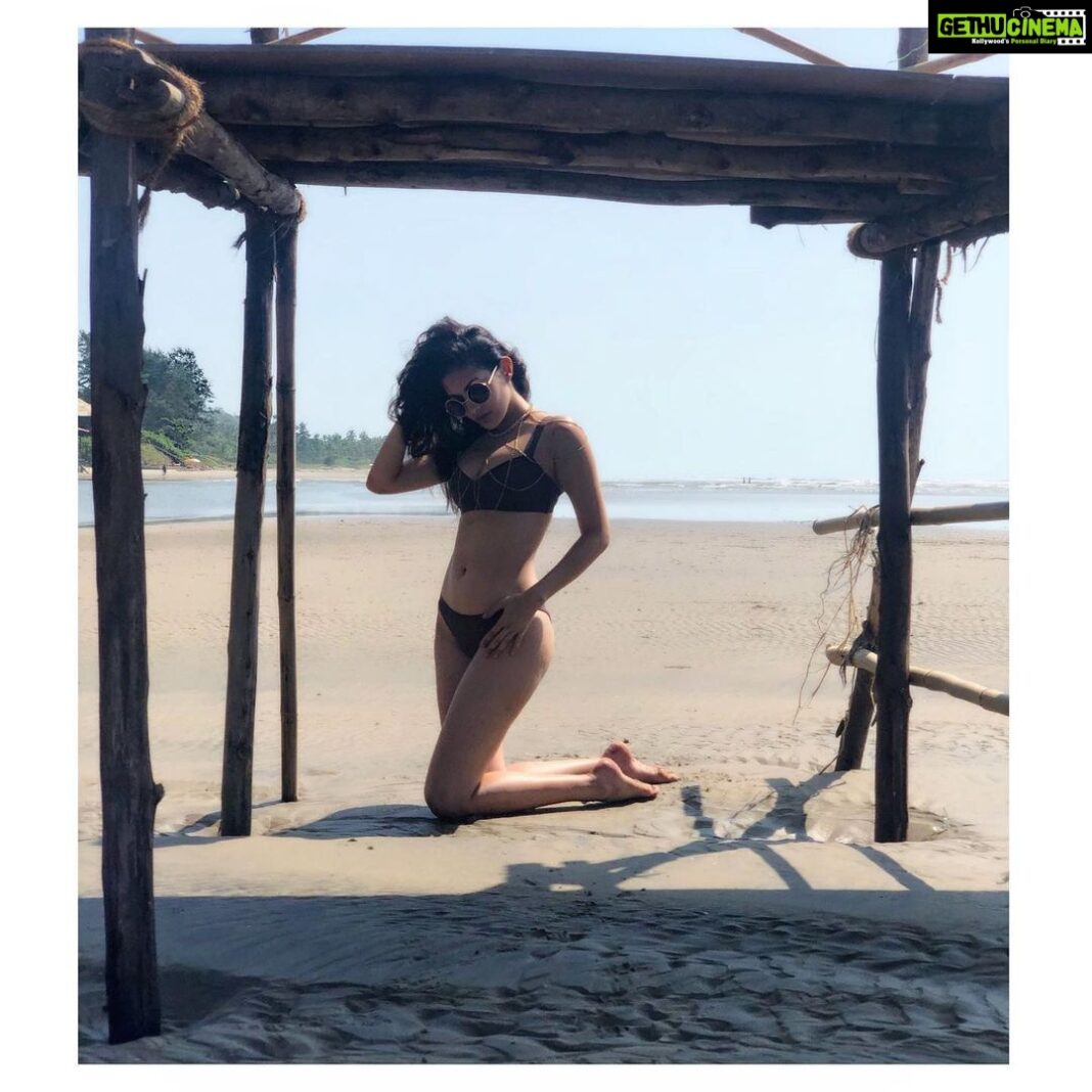 Amyra Dastur Instagram - Yeah so I’m gonna have 2 burgers with large fries on the side, vanilla ice cream with hot chocolate fudge, one cookie and picking up a small 10inch pizza for the room for later. That’s it for me. What do you guys wanna order? 😜 . . #beachgirl #goa #beachlife #traveldiaries 📸 @sapnapabbi_sappers The Sunset, Goa