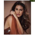 Amyra Dastur Instagram - “She had that autumn look in her eyes ..... Inviting and dangerous. Something about her you wanted to love. Something about her a warning to run.” - #melodylee 🍂🍁🍂 . @vogueindia #womenoftheyear awards 2019 ⭐️💫⭐️✨ Wearing @reemacra 👑 Earrings @irasvajewellery 💎 Ring @mirarijewels 💎 Styled by @malvika_tater X @wardrobist 🎩 📸 @trishasarang Mumbai, Maharashtra