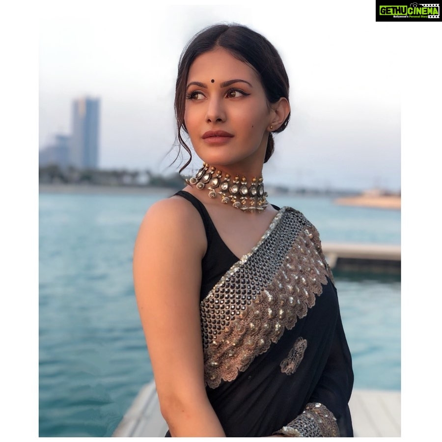 Amyra Dastur Instagram - A regal outfit for a regal event! The @prassthanamfilm Premiere in #qatar π₯π₯π₯π₯π₯π₯π₯π₯ . Wearing @houseofkotwara β¨ Necklace & ring @azotiique β¨ Styled by @spacemuffin27 - Assisted by @sanajaisingh @humairalakdawala @gehnadholakia π© HMUA @makeupandhairbystacy β¨ Qatar