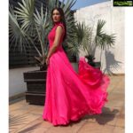 Amyra Dastur Instagram - Pink isn’t just a colour. It’s an attitude! Wearing @shantanunikhil with jewellery from @apalabysumitofficial for the trailer launch of Prassthanam ⚔️⚔️⚔️⚔️⚔️ Styled by @spacemuffin27 HMUA @hriyamarfatia The Claridges, New Delhi