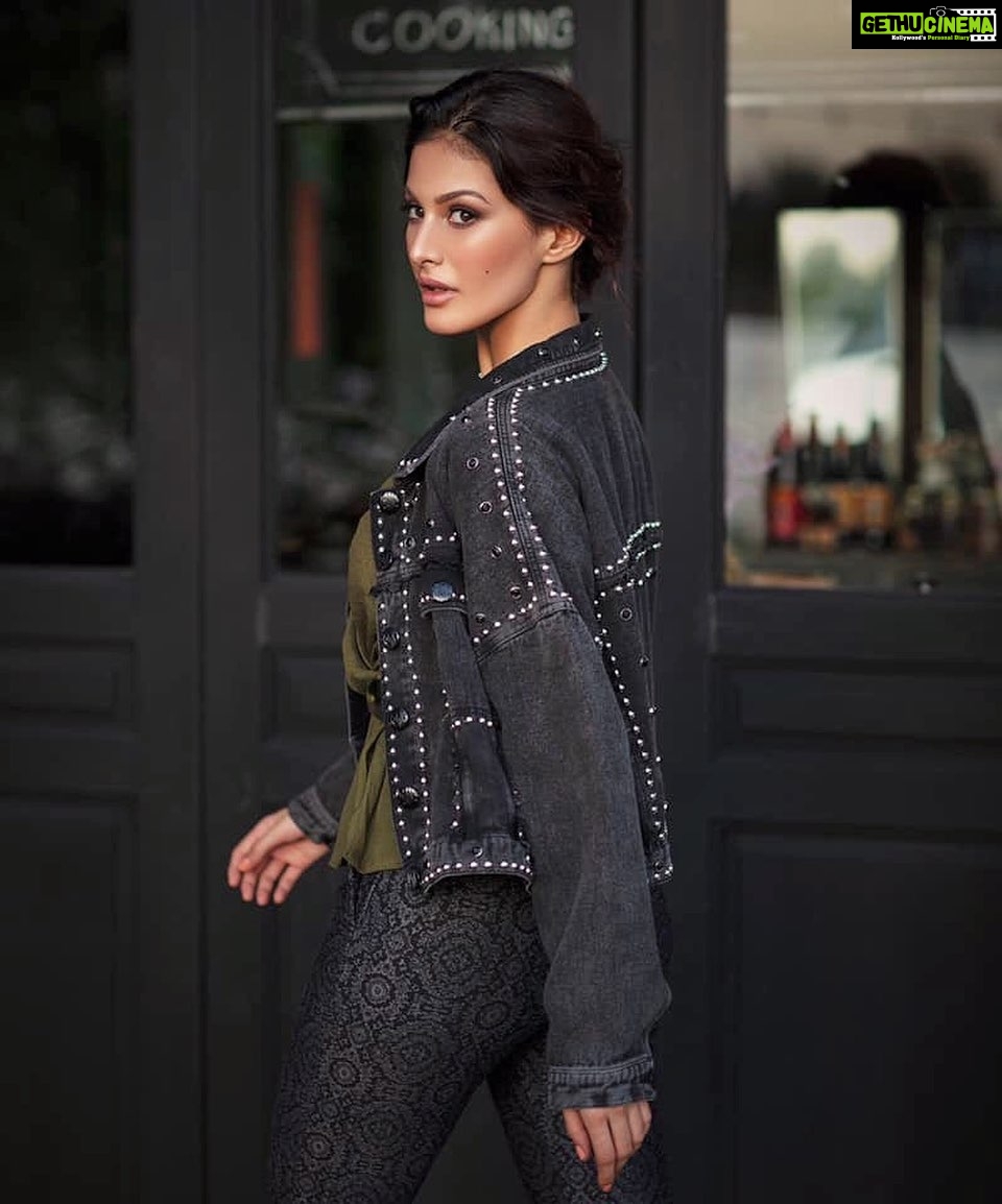 Amyra Dastur Instagram - ♠️🖤♠️RocknRoller♠️🖤♠️ . . . @rsbyrockystar @rockystarofficial ⚜️ 📸 @madetart 📸 🎩 @artcantbebothered 🎩 The Siam