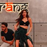 Amyra Dastur Instagram - #idontcare 🎶 @hvardhankhemka 💃 @themiddlebeatdancecompany 💃 Tarang Dance Studio
