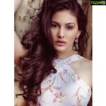 Amyra Dastur Instagram - She’s got that sophisticated, street smart, spiritual, soulful, savage thing about her. 👄 . . . 📸 @divrikhyephoto 📸 💋 @sonamdoesmakeup 👄 👑 @parakramrana 👑 assisted by @ivy.konwar 👑 👗 @appapop 👗 💎 @outhousejewellery 💎 Khandala