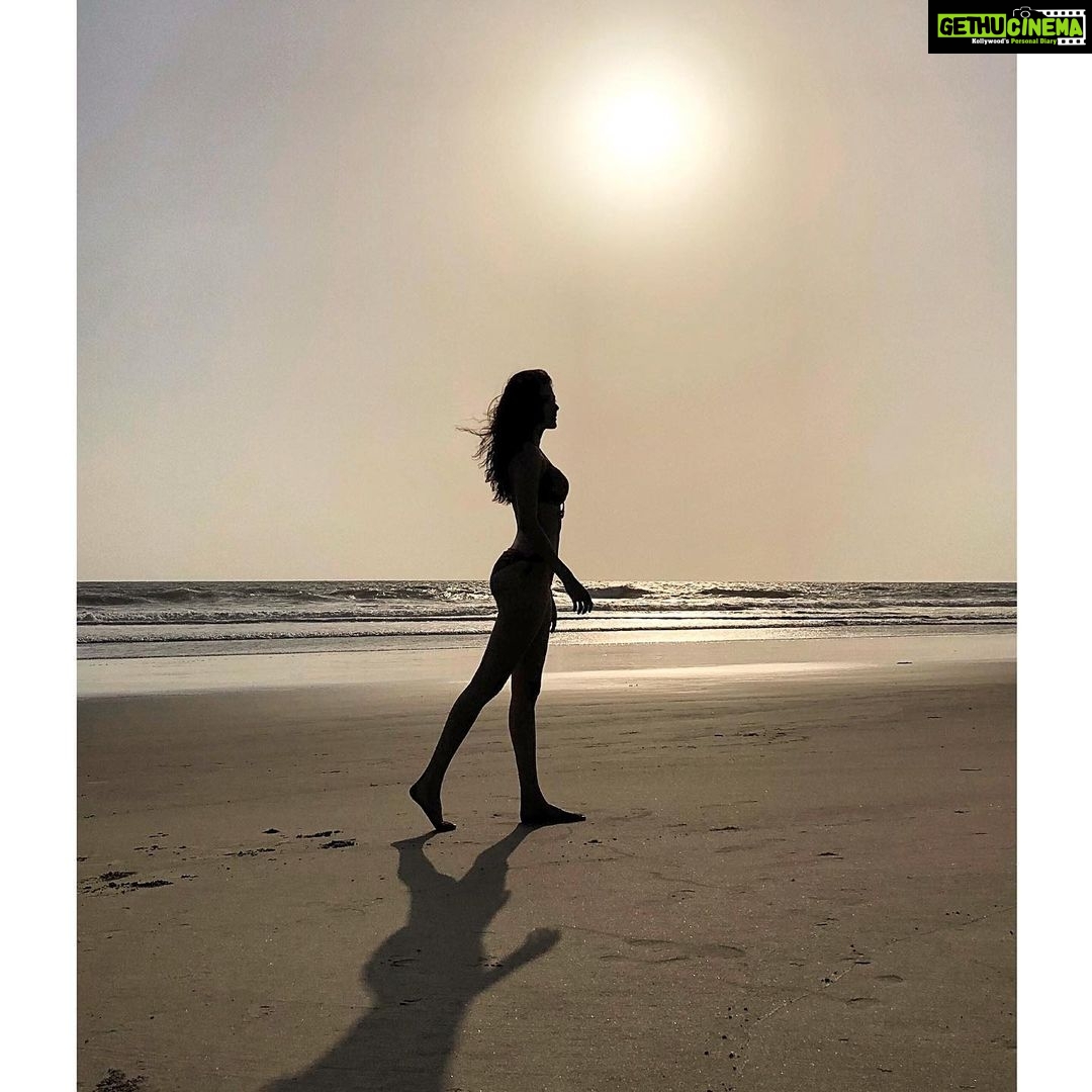 Amyra Dastur Instagram - “Darling, stand tall inside the discomfort of change. Let it wash over you. Drink the water. Eat the salt. Tell your body it’s better than fine. You are being cleansed and renewed and you’ll love the new horizon. But for now, you must trust the moods of waves.” - #victoriaerickson 🌊 . . . 📸 @riidawg Anahata Retreat