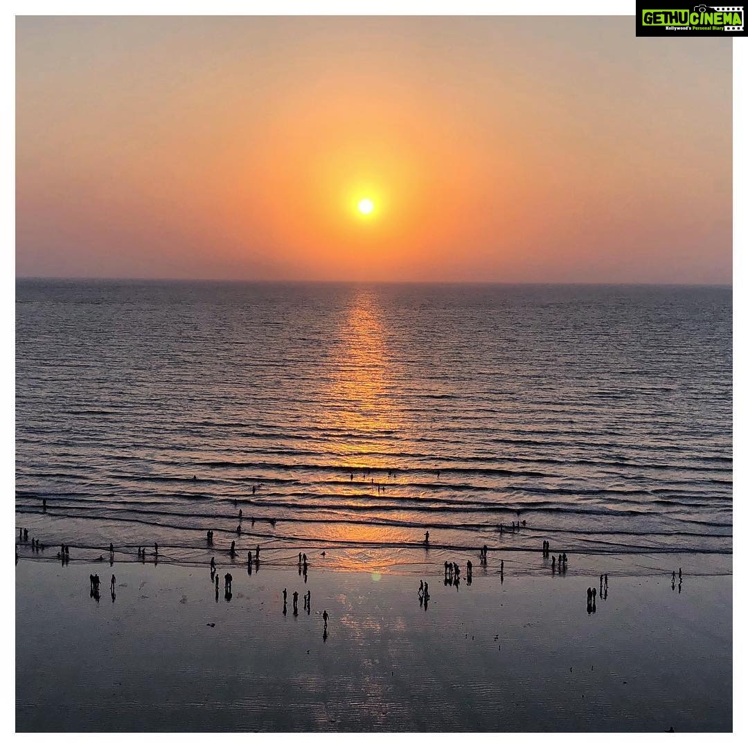 Amyra Dastur Instagram - Sunsets are proof that endings can be beautiful too 🌅 . . . #sunsets #mumbai #dreamer Juhu Beach