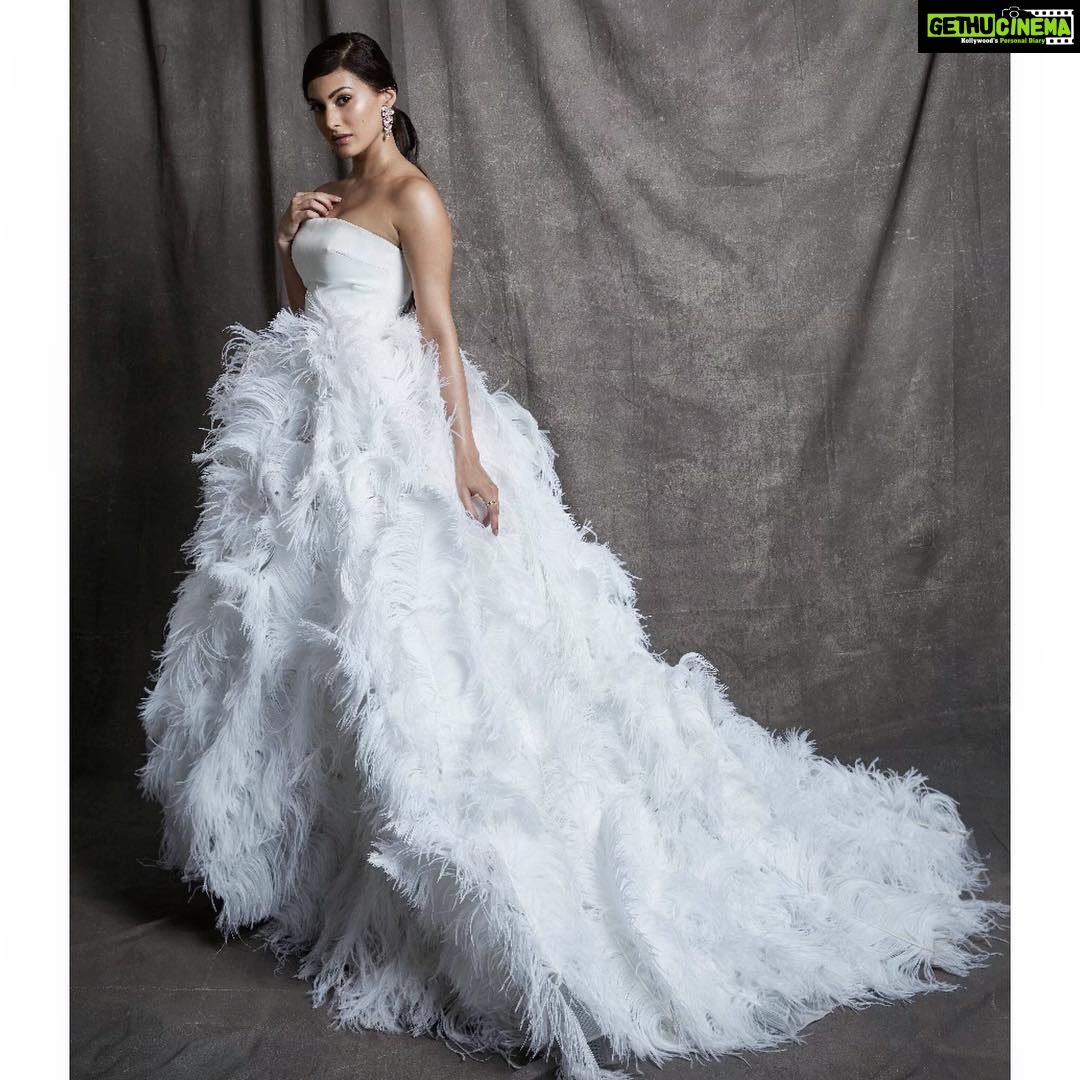 Amyra Dastur Instagram - Feather Weather π¬ . #htstyleawards 2019! Wearing @nicolefeliciacouture with jewellery from @anmoljewellers β¨ Styled by @spacemuffin27 π« Make up & Hair by @makeupandhairbystacy π Shot by @tianakamtephotography πΈ The St. Regis Mumbai