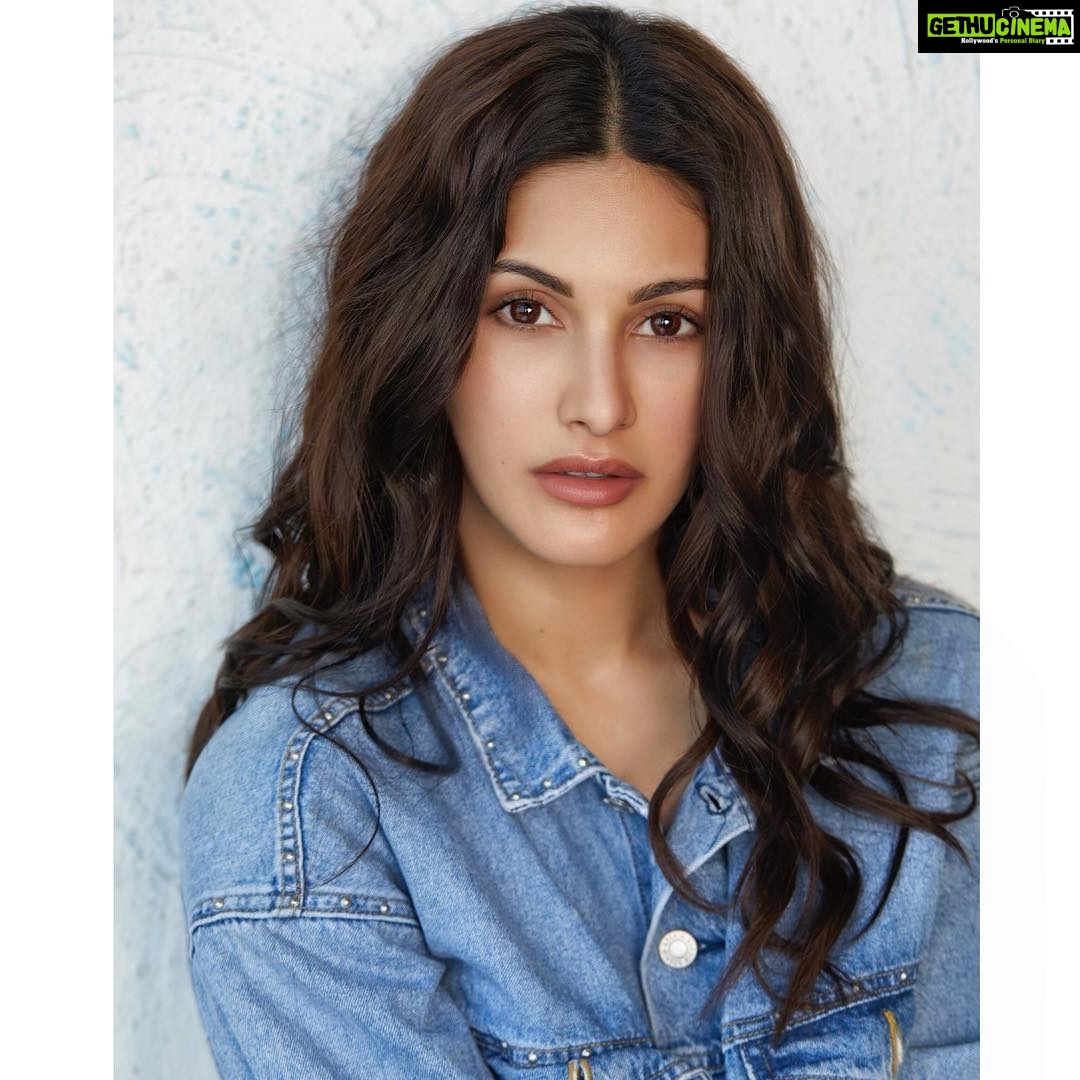 Amyra Dastur Instagram - #mondayblues 🌬 . . . 📸 @tianakamtephotography 👄 @makeupandhairbystacy 💄 Mumbai, Maharashtra